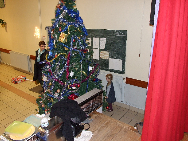 Le sapin de noel etait present a la salle.JPG